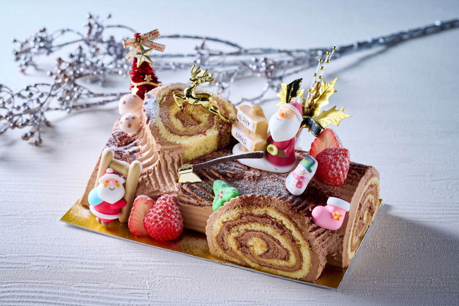 リーガロイヤルホテル(大阪)のクリスマスケーキ2022年、プレゼントを運ぶ“くまサンタ”のケーキなど｜写真1