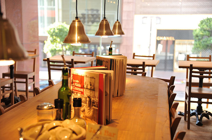 オーガニック中心のベーカリーレストラン、ル・パン・コディアンが日比谷にオープン | 写真