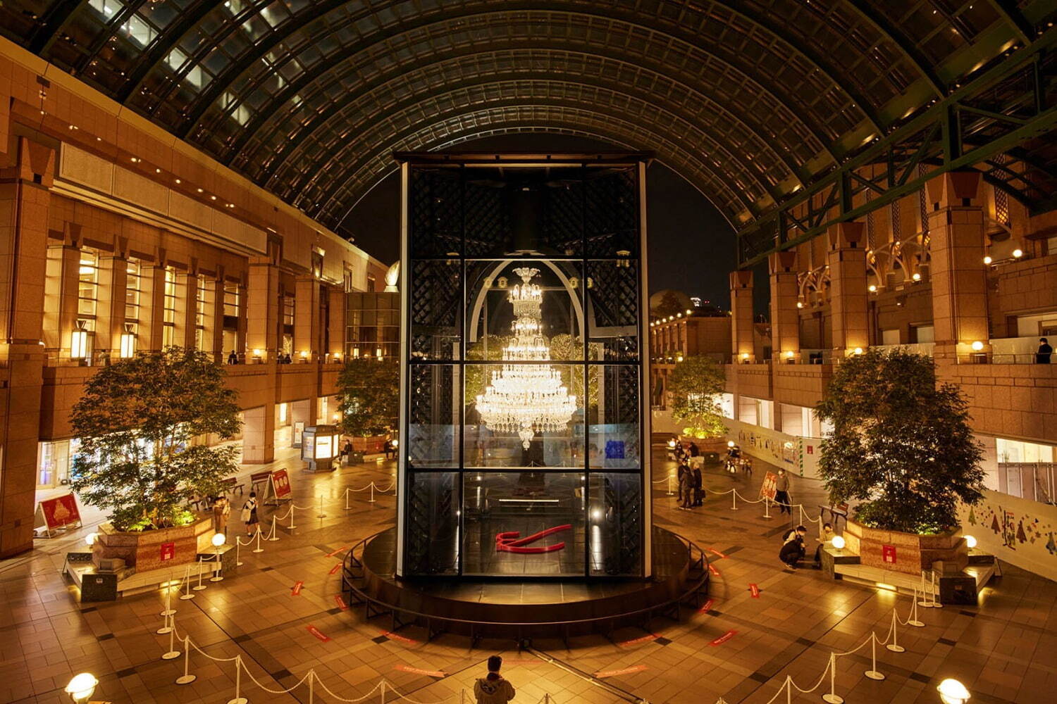 恵比寿ガーデンプレイス｜恵比寿ガーデンプレイス×バカラのイルミネーション、世界最大級のシャンデリアが広場に出現