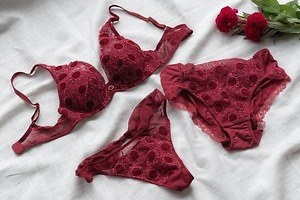 ユエの新作ランジェリー、ドット型ベルベット＆小花刺繍を施した”繊細レース”のブラやショーツ