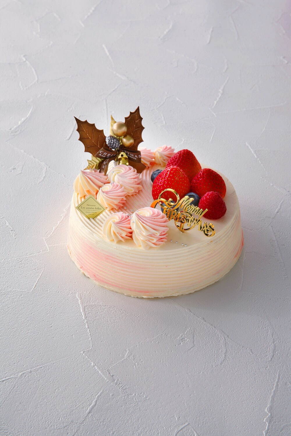 新宿高島屋22年クリスマスケーキ バラの花びら型 チョコを飾った苺ショートケーキ ファッションプレス