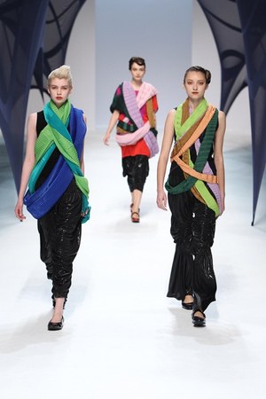 イッセイ ミヤケ (ISSEY MIYAKE) 、2010-2011年秋冬コレクション｜写真1