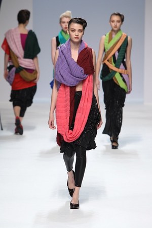 イッセイ ミヤケ (ISSEY MIYAKE) 、2010-2011年秋冬コレクション｜写真3