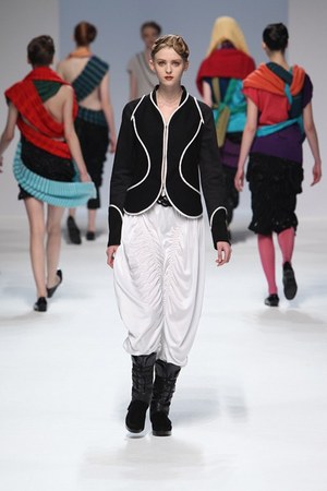イッセイ ミヤケ (ISSEY MIYAKE) 、2010-2011年秋冬コレクション｜写真6