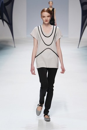 イッセイ ミヤケ (ISSEY MIYAKE) 、2010-2011年秋冬コレクション｜写真7