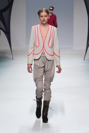 イッセイ ミヤケ (ISSEY MIYAKE) 、2010-2011年秋冬コレクション｜写真10