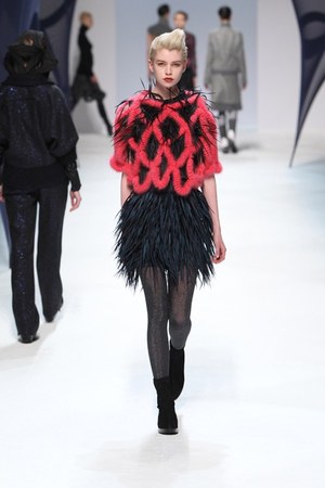 イッセイ ミヤケ (ISSEY MIYAKE) 、2010-2011年秋冬コレクション｜写真23