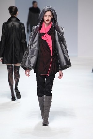 イッセイ ミヤケ (ISSEY MIYAKE) 、2010-2011年秋冬コレクション｜写真27