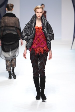 イッセイ ミヤケ (ISSEY MIYAKE) 、2010-2011年秋冬コレクション｜写真30
