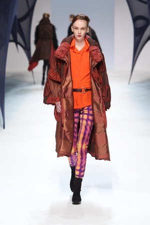 イッセイ ミヤケ (ISSEY MIYAKE) 、2010-2011年秋冬コレクション｜写真34