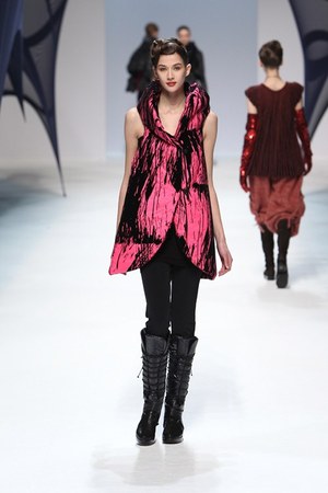 イッセイ ミヤケ (ISSEY MIYAKE) 、2010-2011年秋冬コレクション｜写真36