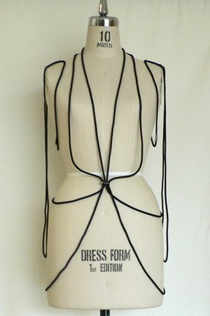 イッセイ ミヤケ (ISSEY MIYAKE) 、2010-2011年秋冬コレクション｜写真0
