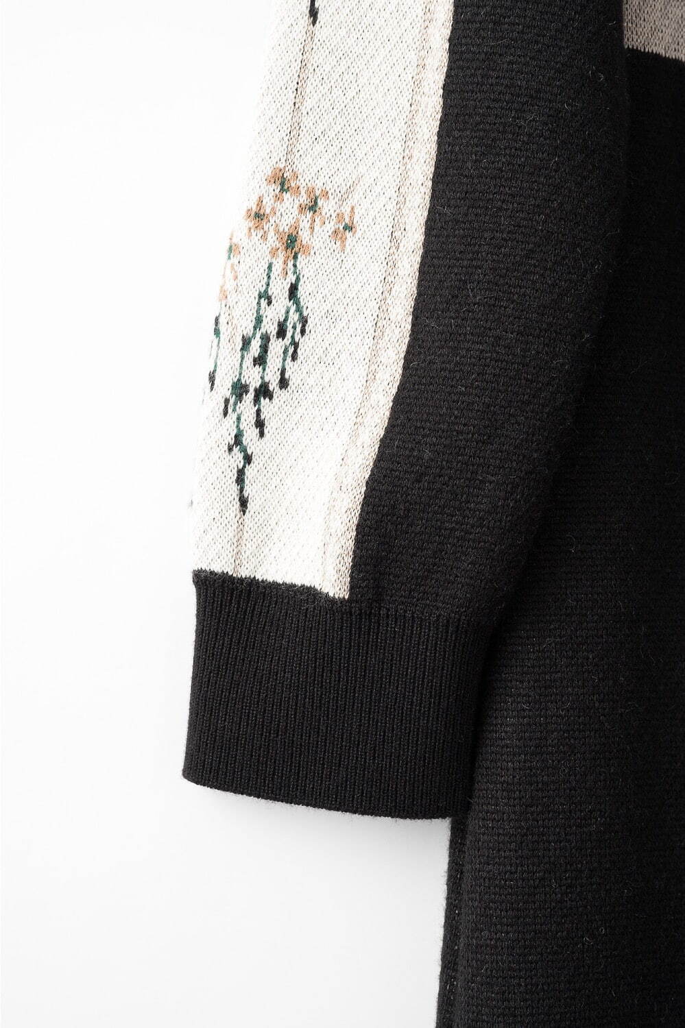 ミューラル、花々をジャカードで表現したニットカーディガン＆ドレス - 多彩な編み地で立体的な表情に｜写真34