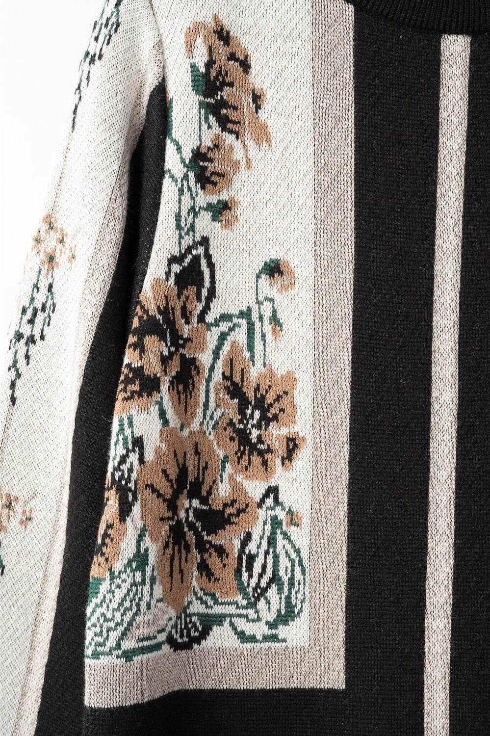 ミューラル、花々をジャカードで表現したニットカーディガン＆ドレス - 多彩な編み地で立体的な表情に｜写真32