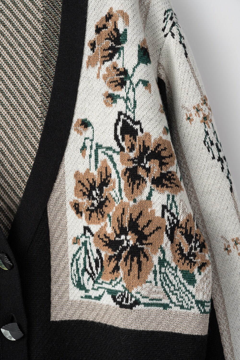 ミューラル、花々をジャカードで表現したニットカーディガン＆ドレス - 多彩な編み地で立体的な表情に｜写真16