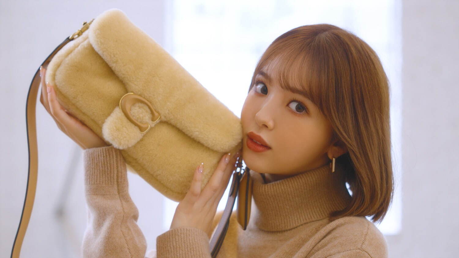 コーチ“ふわもこ”「シアリング」新作バッグ、3WAYで使える
