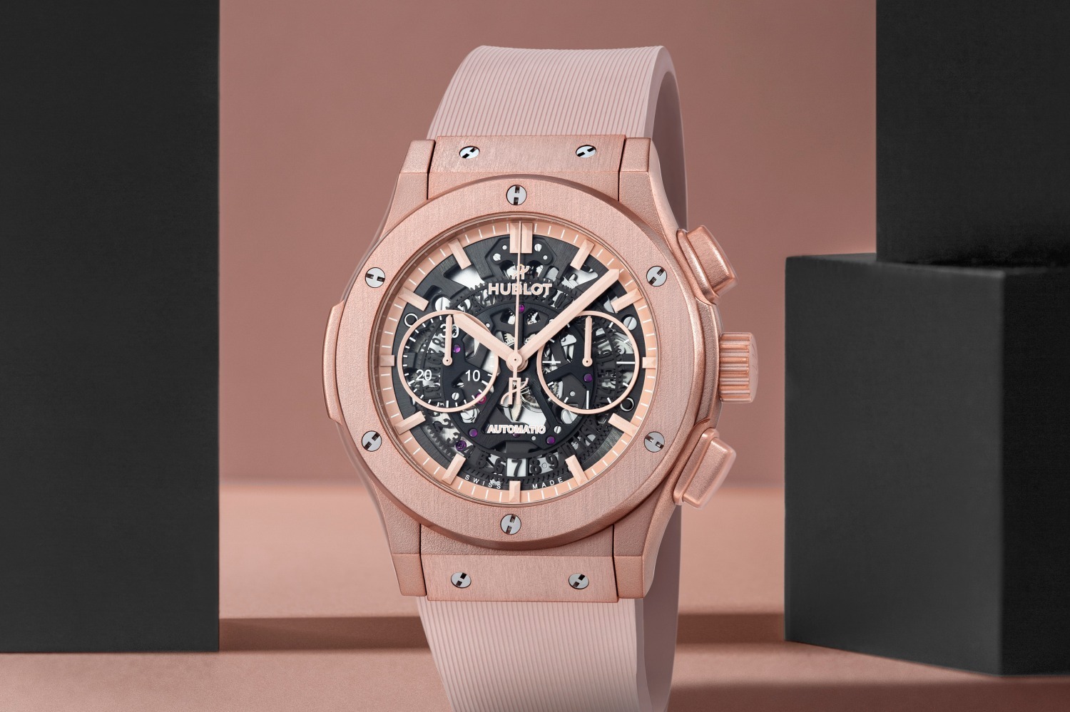 ウブロ“パステルトーン”の腕時計「アエロ・フュージョン クロノグラフ」、日本限定アルミニウムピンク