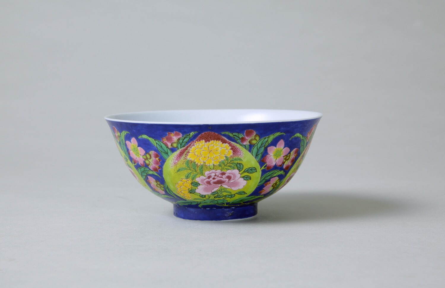 《藍地琺瑯彩桃花卉文碗》清時代 「康煕御製」銘