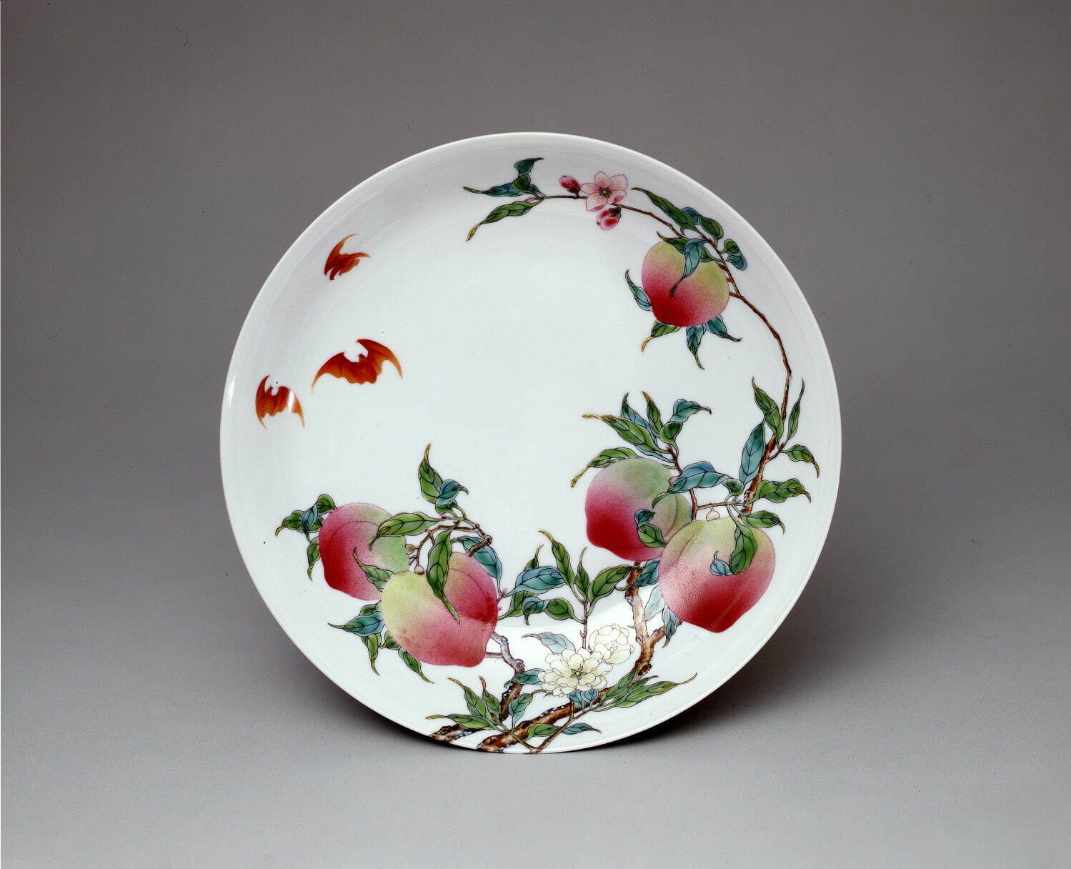 《粉彩八桃文盤》清時代 「大清雍正年製」銘