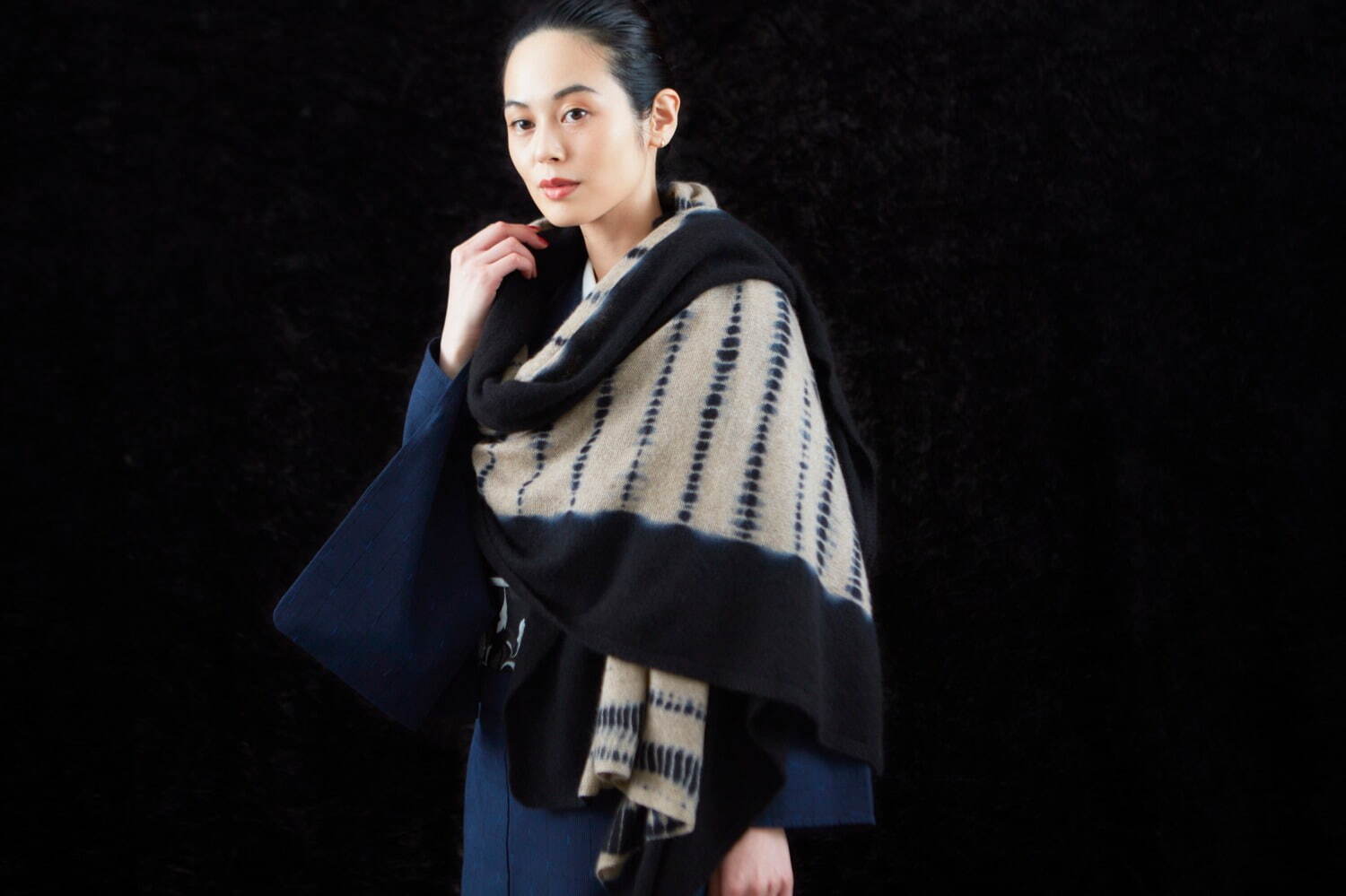 きものやまと×スズサン“千鳥格子＆絞り加工”の有松鳴海絞りウールコート、Aラインシルエットで｜写真13