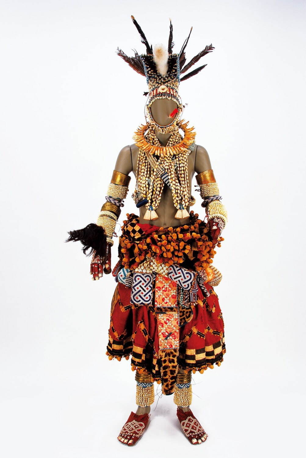《儀式用衣装一式》コンゴ民主共和国 国立民族学博物館蔵
