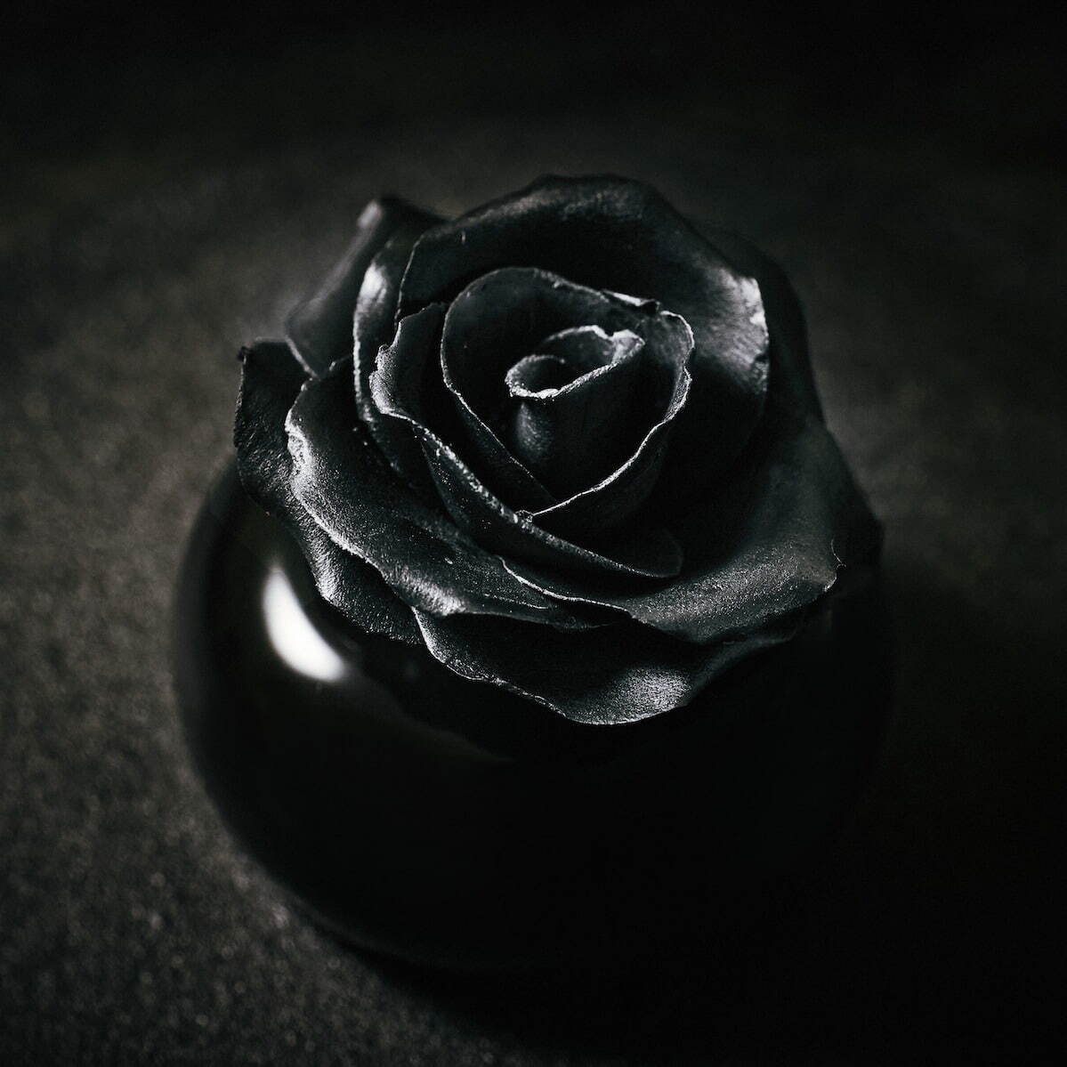 “漆黒の薔薇”型ケーキが阪急梅田本店で、仏ブランド「ブラックパリ」の真っ黒スイーツ｜写真2