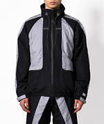 アンリアレイジ×プーマ、紫外線で色が変わるスニーカーや“球体”シルエットのコート＆偏光ロゴTシャツ｜写真29