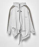 アンリアレイジ×プーマ、紫外線で色が変わるスニーカーや“球体”シルエットのコート＆偏光ロゴTシャツ｜写真60