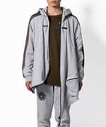 アンリアレイジ×プーマ、紫外線で色が変わるスニーカーや“球体”シルエットのコート＆偏光ロゴTシャツ｜写真64