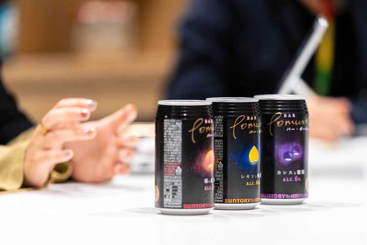 サントリー新作チューハイ「バー・ポームム」“まるでバーのお酒”桃×紅茶フレーバーなど全3種 - ファッションプレス