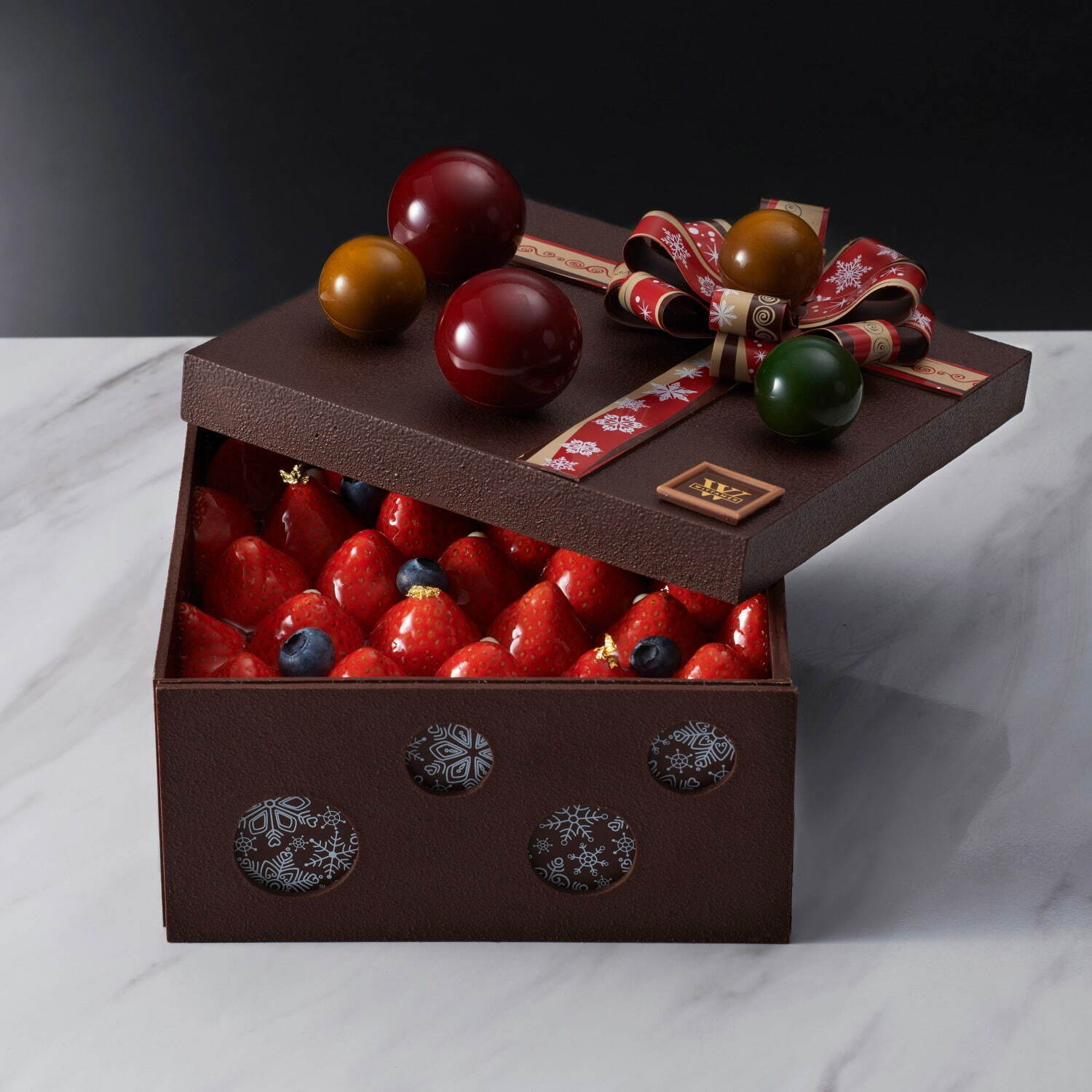 ヴィタメールのクリスマス22年、“煌めく苺がぎっしり”チョコのプレゼントボックスケーキ｜写真1