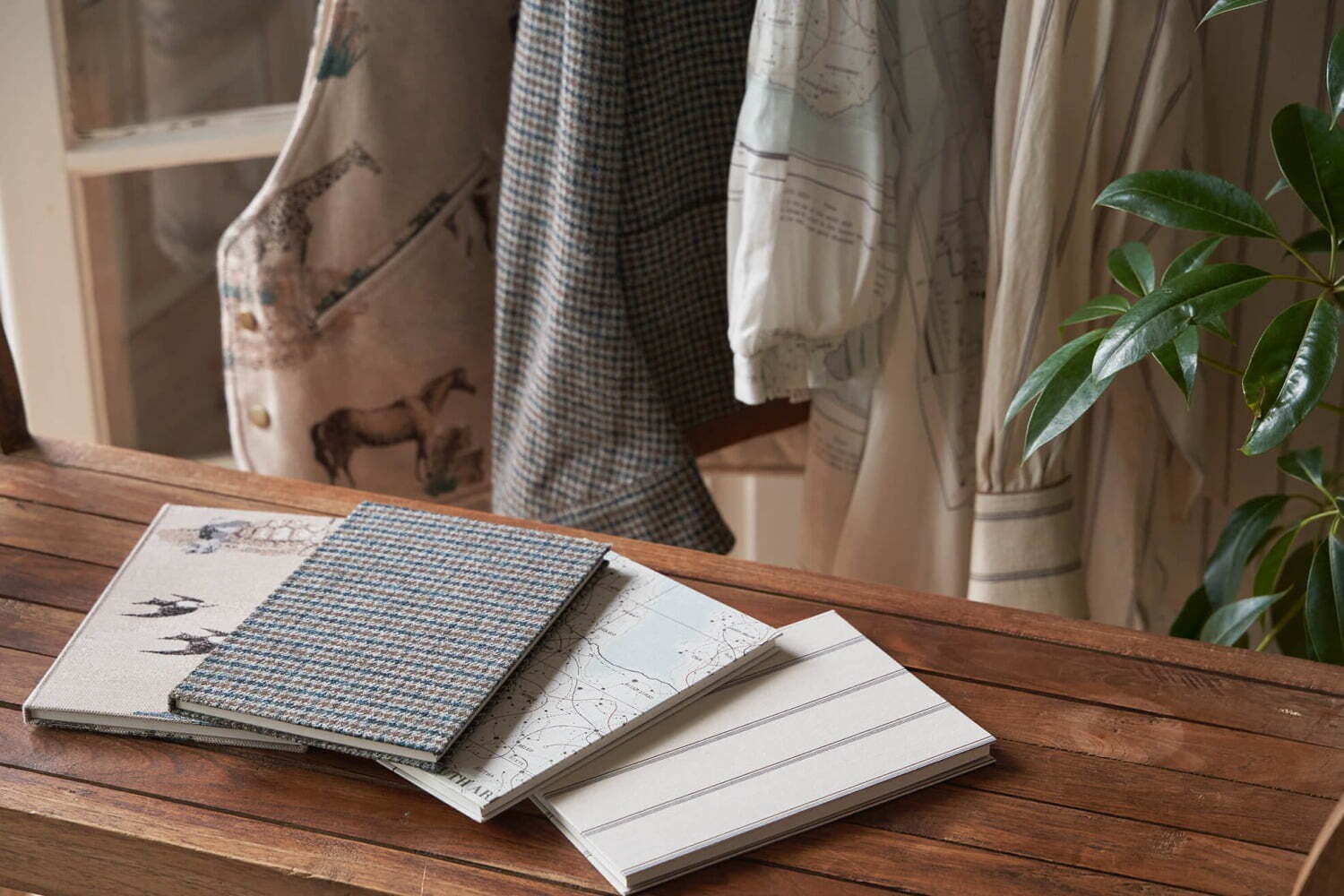 カキモリ×アシードンクラウド、洋服の生地を纏ったA5ノート - 星座の動物柄＆シャツ生地など