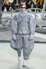 トム ブラウン ニューヨーク 2014-15年秋冬メンズコレクション - グレースーツが動物＆植物に出会って｜写真51