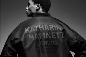 ネイバーフッド×キャサリン ハムネット、両ブランドネーム入りMA-1や“NO WAR”Tシャツ