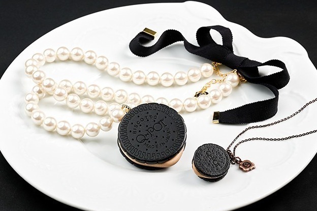 Q-pot.新作“ブラックココアビスケット”のアクセサリー、パール×リボンのネックレスなど