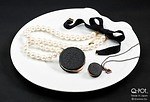 Q-pot.新作“ブラックココアビスケット”のアクセサリー、パール×リボンのネックレスなど｜写真1