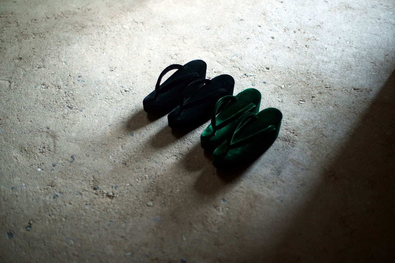 マメ クロゴウチ、苔をイメージしたベルベットの草履＆足袋 - 京都・履物関づかとコラボ｜写真5
