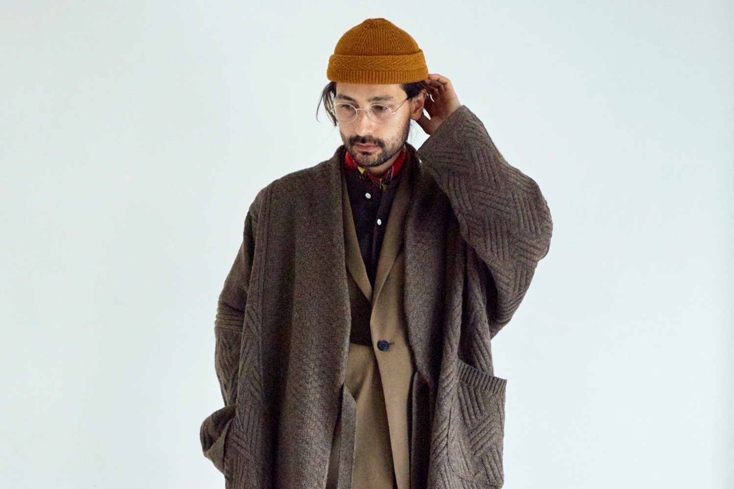 ヤシキの新作ニット、荒れ狂う日本海をイメージしたコート＆窓に結んだ水滴を表現したハイネックニット