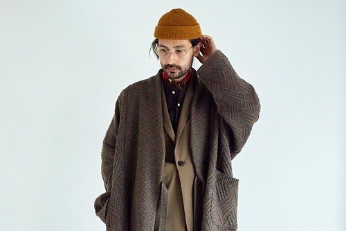 ヤシキの新作ニット、荒れ狂う日本海をイメージしたコート＆窓に結んだ水滴を表現したハイネックニット