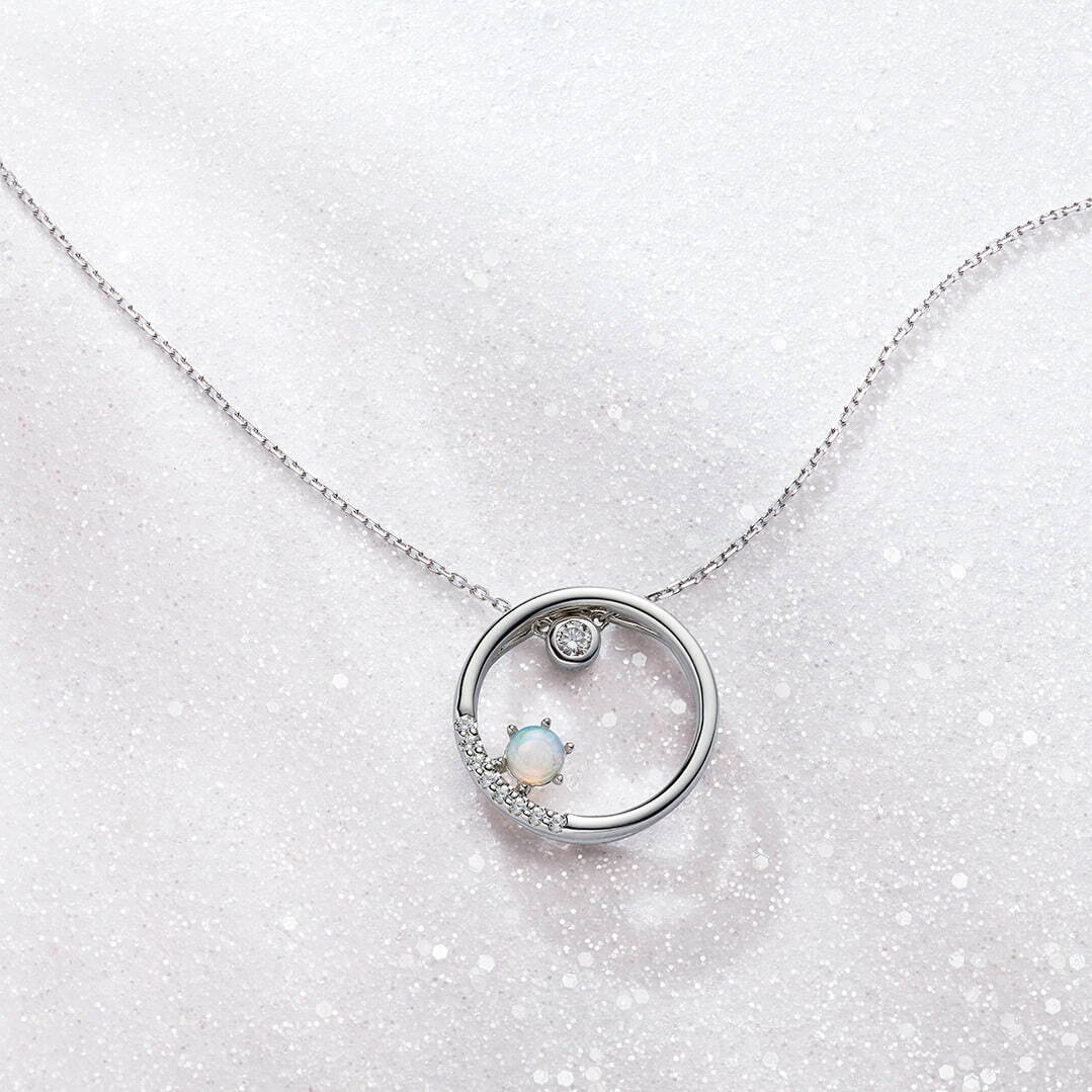 〈4℃〉ダイヤモンド・トパーズ・オパールが白く輝くネックレス