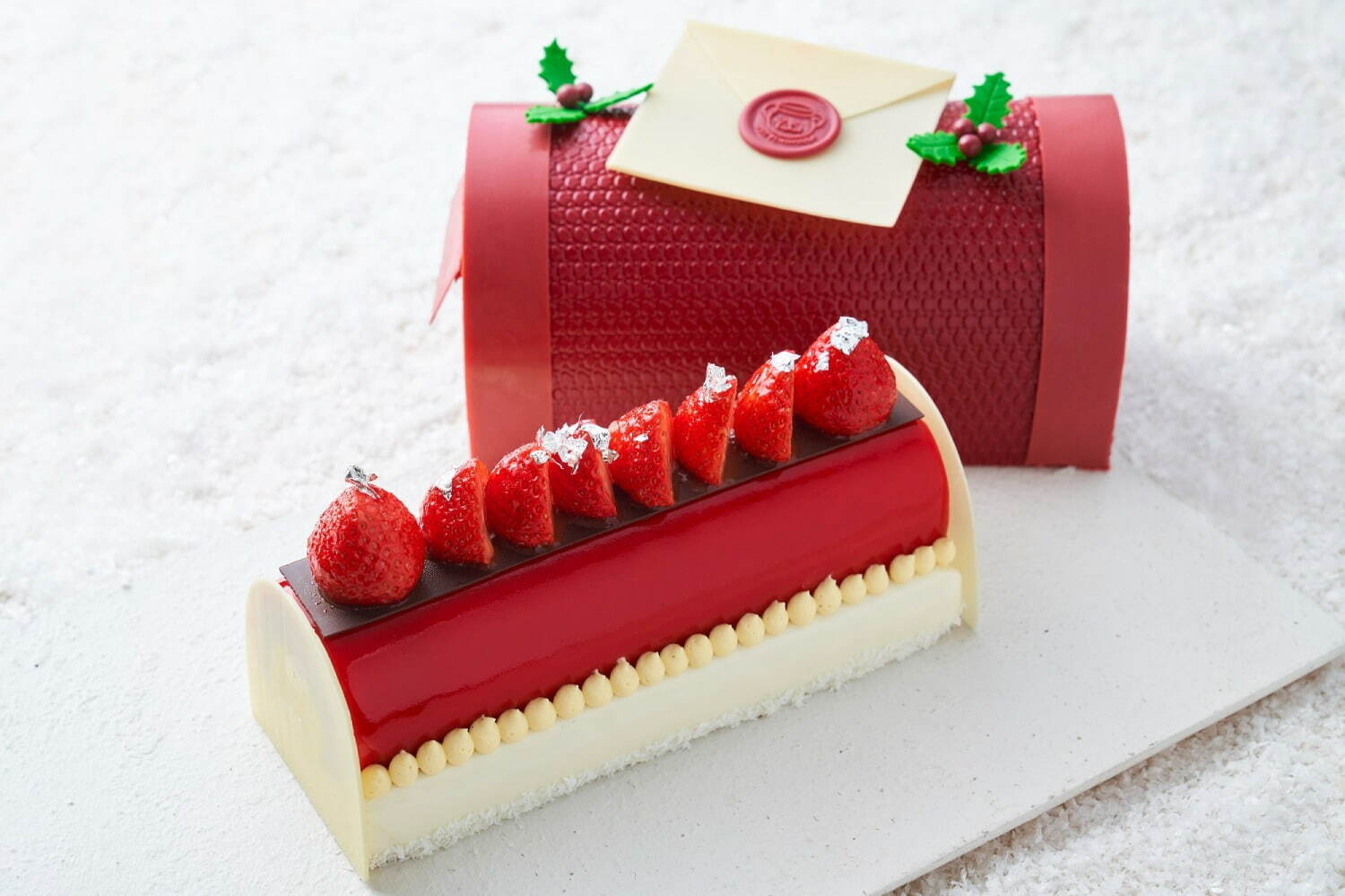 ザ・ペニンシュラ東京22年クリスマスケーキ、ホワイトチョコ＆苺ムースの“真っ赤なポスト型”ケーキ｜写真2