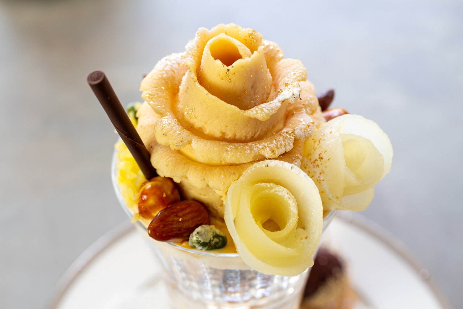 ウェスティンホテル大阪、大輪のバラが咲く「モンブランと洋梨のローズパフェ」｜写真1