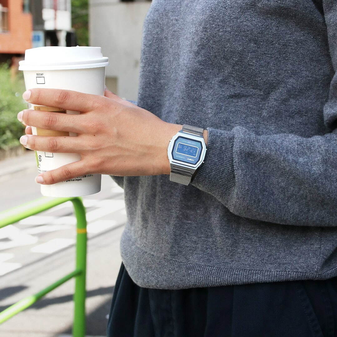 カシオスタンダードプレミアム「虹色」ウォッチ、“ホログラム風