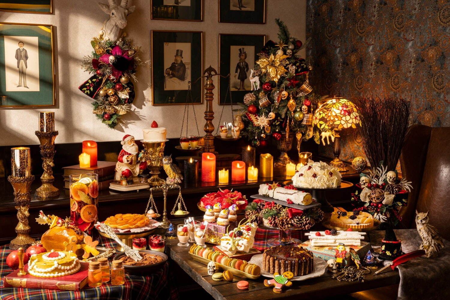 ヒルトン東京のクリスマス・スイーツビュッフェ、“魔法陣”ケーキなど - 約7mの豪華ツリーと共に｜写真1