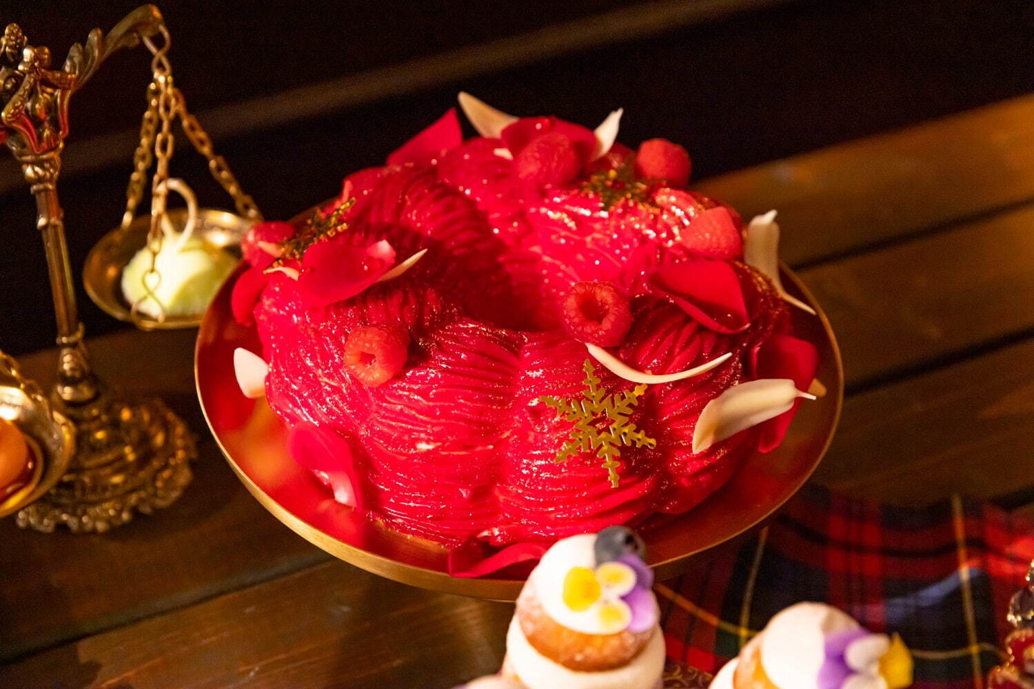 ヒルトン東京のクリスマス・スイーツビュッフェ、“魔法陣”ケーキなど - 約7mの豪華ツリーと共に｜写真3