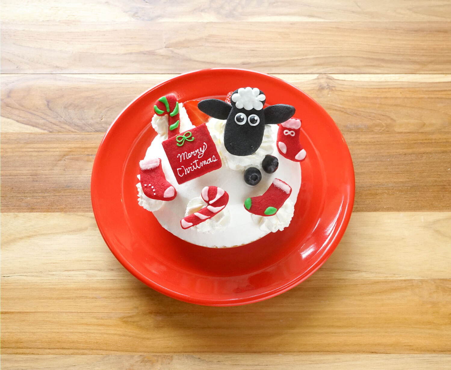 「ひつじのショーン」“赤いグッズ”のお菓子を飾り付けた22年クリスマスケーキ、吉祥寺で限定発売｜写真1