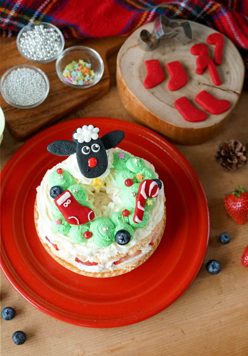 「ひつじのショーン」“赤いグッズ”のお菓子を飾り付けた22年クリスマスケーキ、吉祥寺で限定発売｜写真5