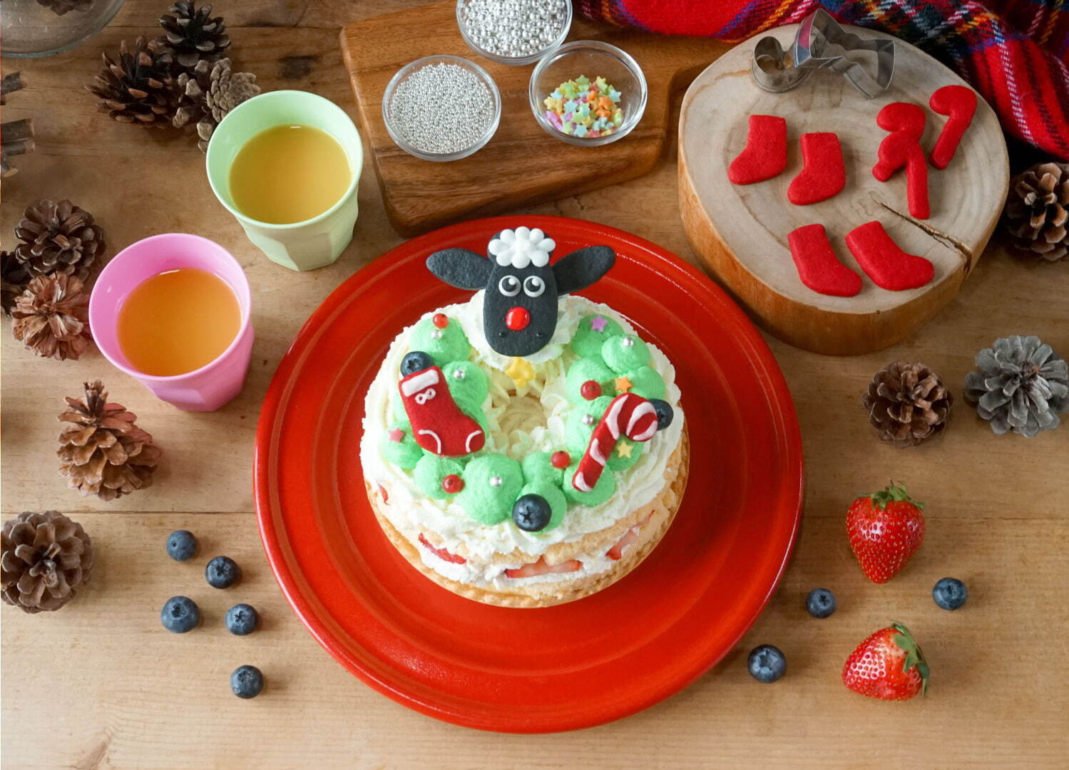 「ひつじのショーン」“赤いグッズ”のお菓子を飾り付けた22年クリスマスケーキ、吉祥寺で限定発売｜写真3