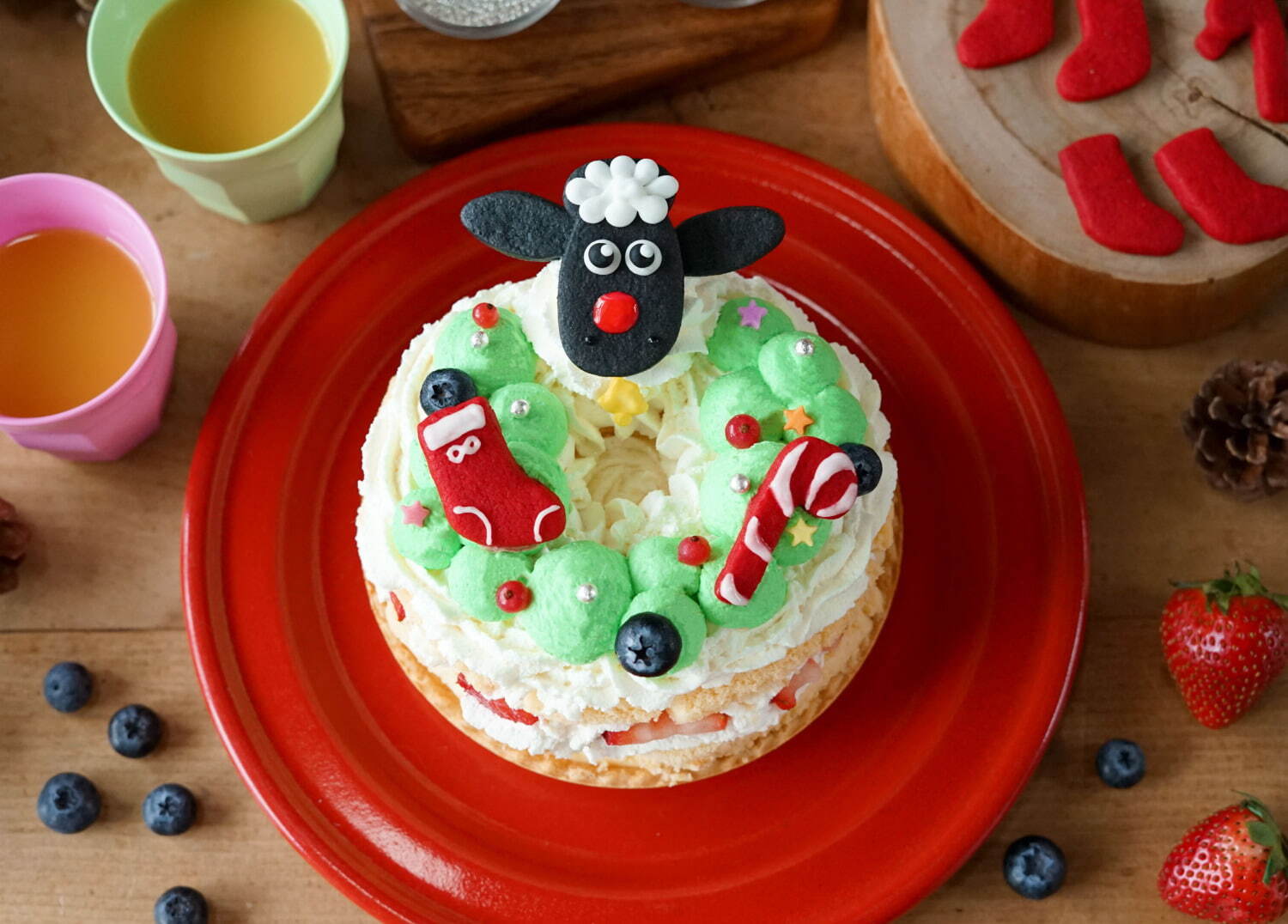 「ひつじのショーン」“赤いグッズ”のお菓子を飾り付けた22年クリスマスケーキ、吉祥寺で限定発売｜写真0