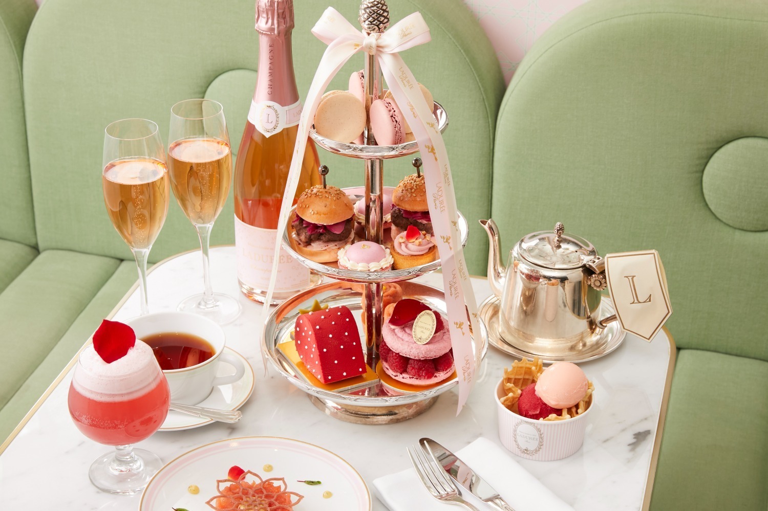 ラデュレ“バラ”をイメージしたアフタヌーンティー「ローズ デ ヴァン」渋谷松濤店3周年記念で